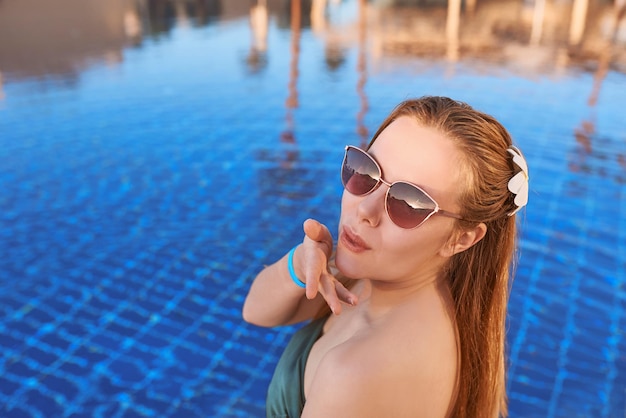 Belle femme se détendre au bord de la piscine Concept de voyage de loisirs d'été