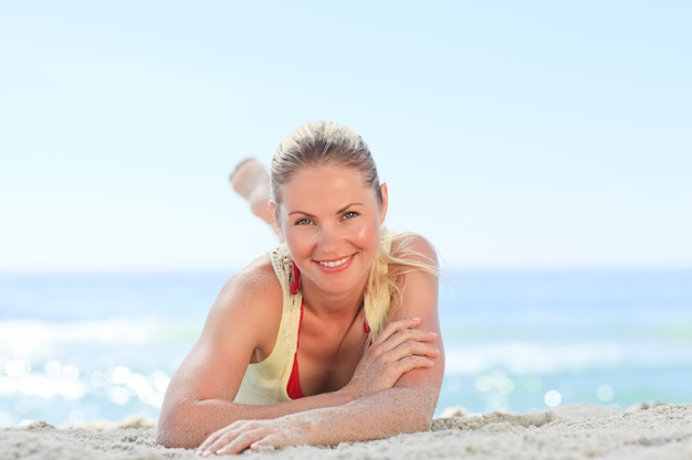 Belle femme se faire bronzer à la plage