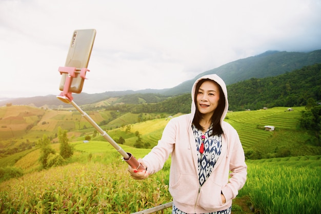 La belle femme se prend en photo avec un téléphone portable