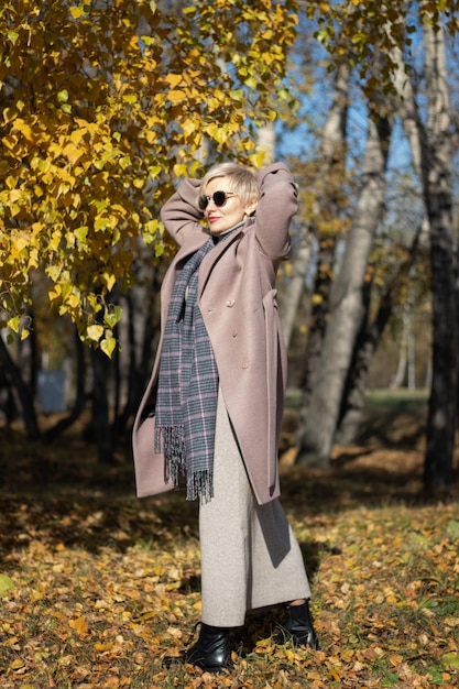 Belle femme se promène dans le parc en automne