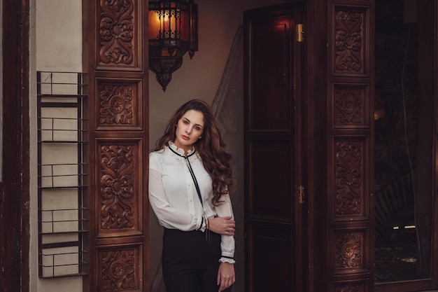 Belle femme se promène dans la rue Istiklal, un endroit populaire dans le quartier de BeyogluIstanbulTurquie mode de vie portrait de jeune femme élégante