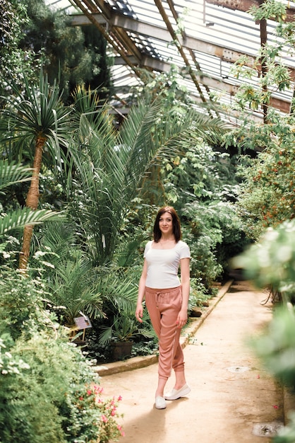 Une belle femme se promène dans la serre