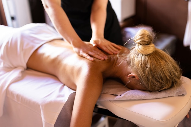 Belle femme se relaxant dans un hôtel spa de beauté - Client ayant un soin de beauté dans un salon de spa de beauté