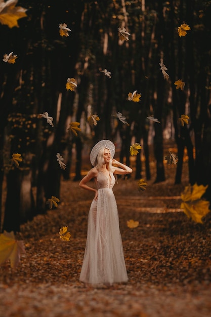 Belle femme en séance photo d'automne