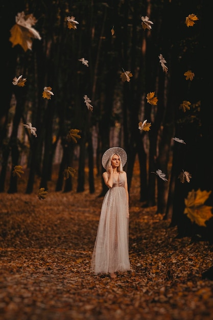 Belle femme en séance photo d'automne