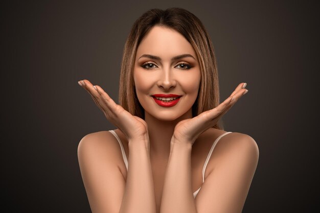 Belle femme séduisante peau claire spa concept beauté naturelle modèle élégant