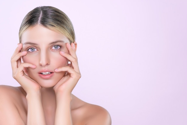 Belle femme séduisante avec un portrait parfait de la peau lisse et propre