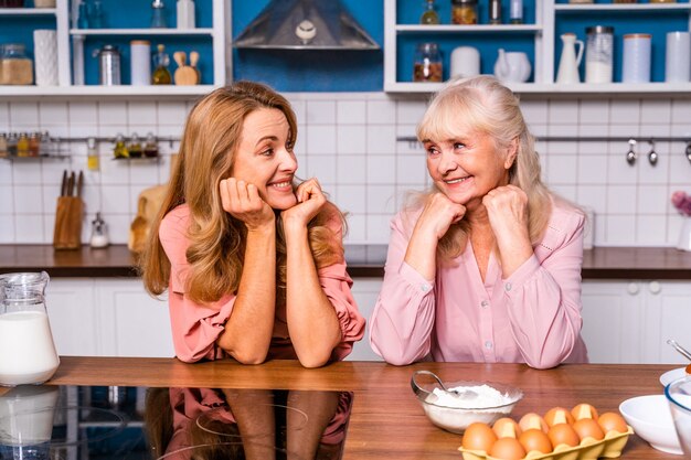 Belle femme senior et fille de cuisson dans la cuisine