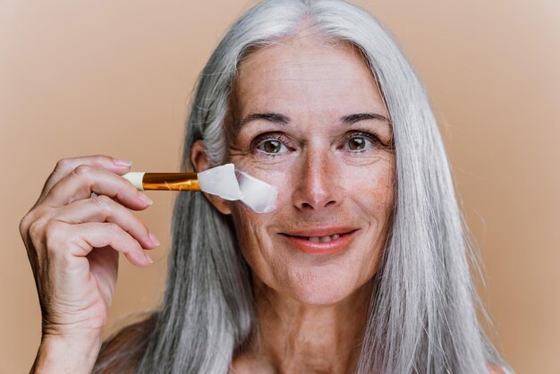 Belle femme senior posant sur une séance photo beauté