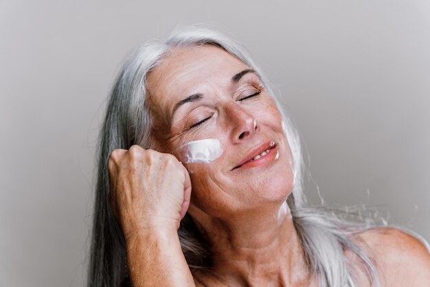 Belle femme senior posant sur une séance photo beauté