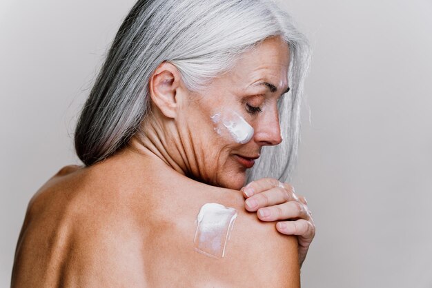 Belle femme senior posant sur une séance photo beauté