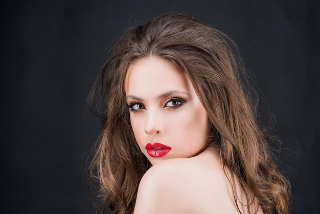 Belle femme sensuelle mannequin femme sexy qui pose en studio | Photo