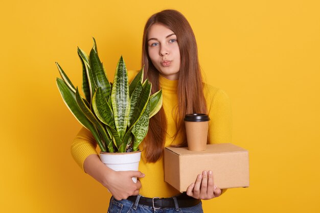 Belle femme avec ses affaires dans les mains