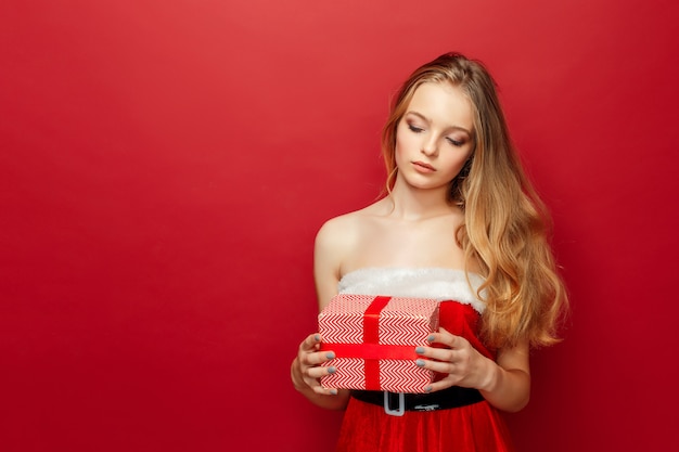 Belle femme sexy avec costume et cadeau du père Noël