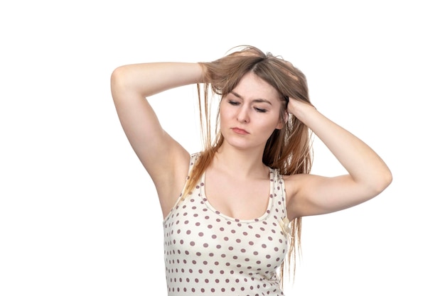 belle femme sexy avec mal de tête ébouriffé ses cheveux isolé sur fond blanc