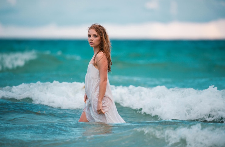Photo belle femme sexy sur une plage tropicale jeune femme sur la mer bronzée fille sensuelle en profitant de l'océan chaud
