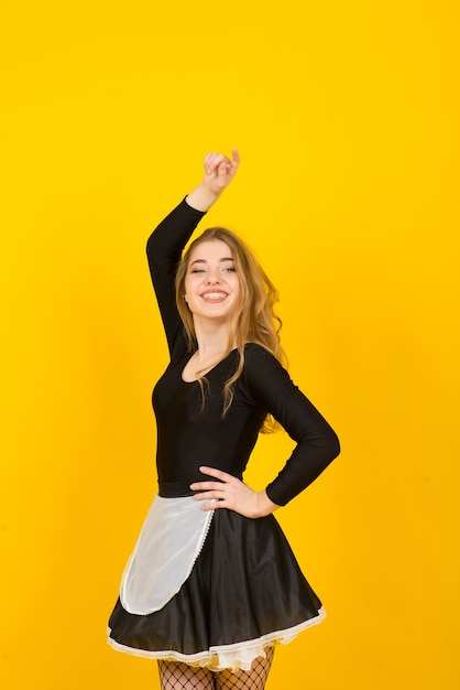 Belle femme sexy en vêtements de femme de chambre qui pose en studio