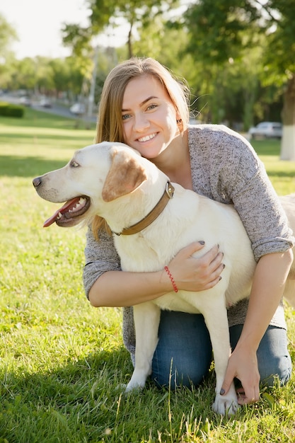 Belle femme avec son chien