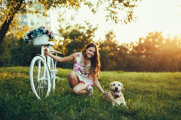 Une belle femme et son chien