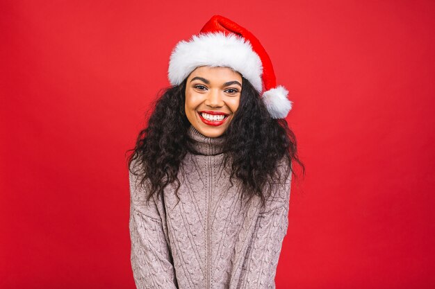 Belle femme souriante au chapeau de père Noël