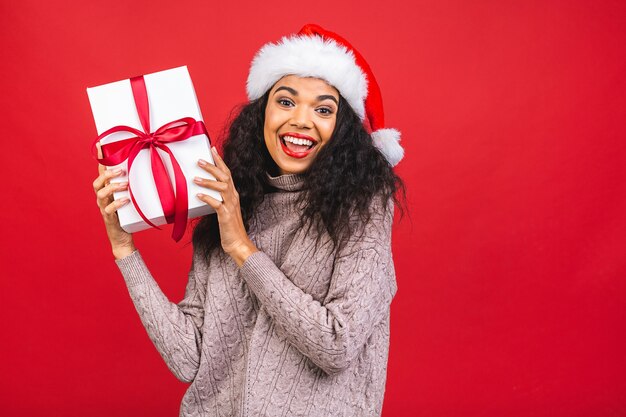 Belle femme souriante au chapeau de père Noël