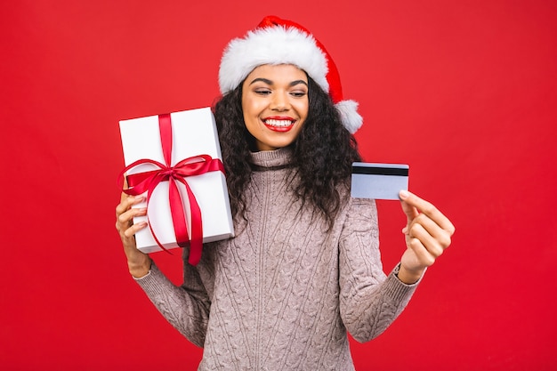 Belle femme souriante au chapeau de père Noël