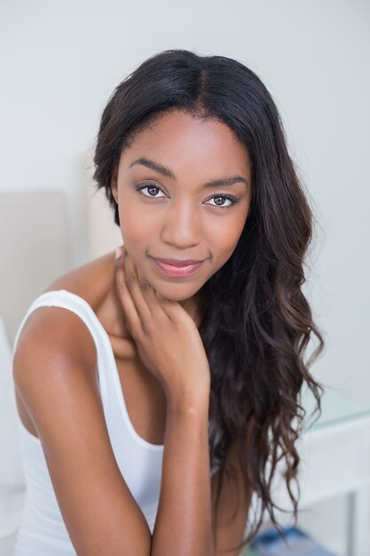 Belle femme souriante à la caméra