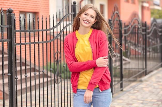 Belle femme souriante à l'extérieur