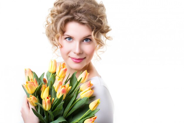 Belle femme souriante avec fleurs isolées.