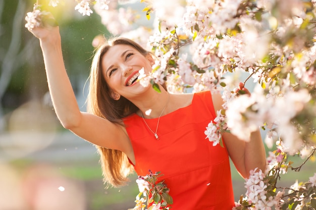 Belle femme souriante avec des fleurs de printemps