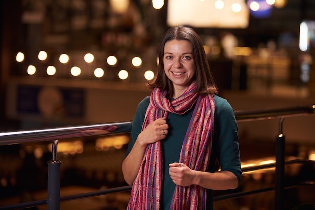 Belle femme souriante avec foulard lumineux