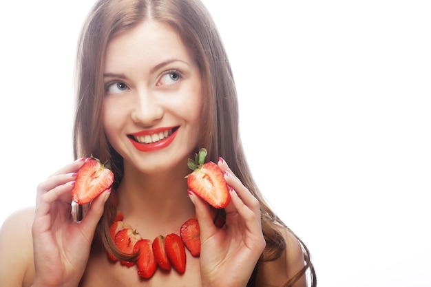 belle femme souriante heureuse avec fraise