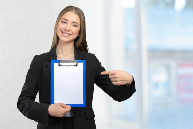 Belle femme souriante heureuse montrant l'espace de copie