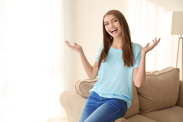 Belle femme souriante à la maison