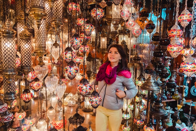 Belle femme souriante à la recherche de lampes turques à vendre dans le Grand Bazar Istanbul Turquie