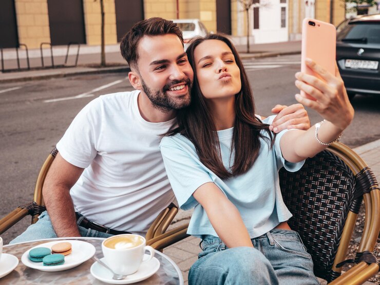 Photo une belle femme souriante et son beau petit ami boivent du thé et du café au café de la véranda en plein air.