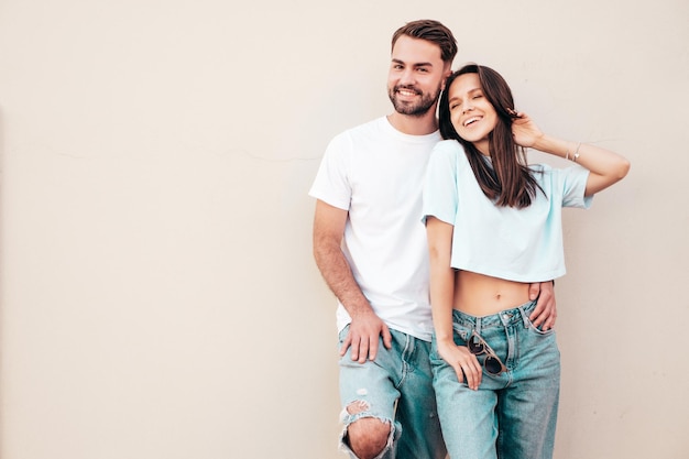 Une belle femme souriante et son beau petit ami un couple heureux et joyeux à l'extérieur par une journée ensoleillée