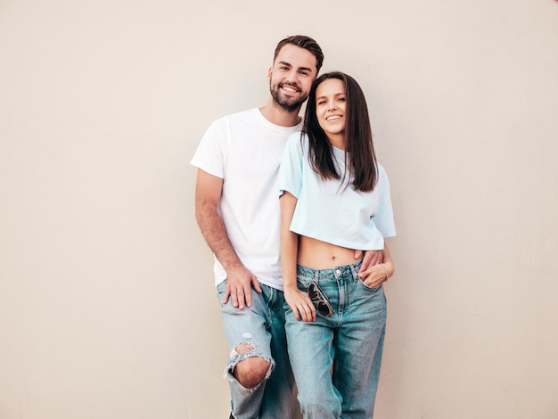 Une belle femme souriante et son beau petit ami un couple heureux et joyeux à l'extérieur par une journée ensoleillée