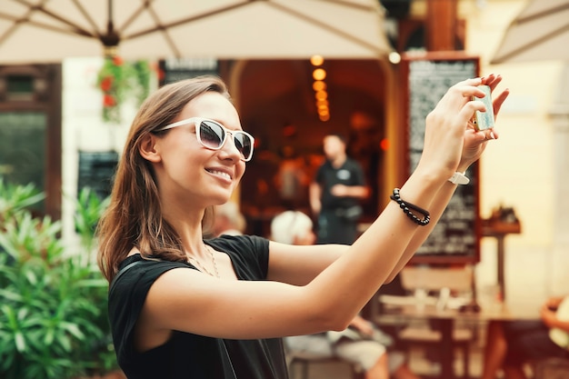 Belle femme souriante touristique sur fond de rue de la vieille ville européenne de Ljubljana Slovénie