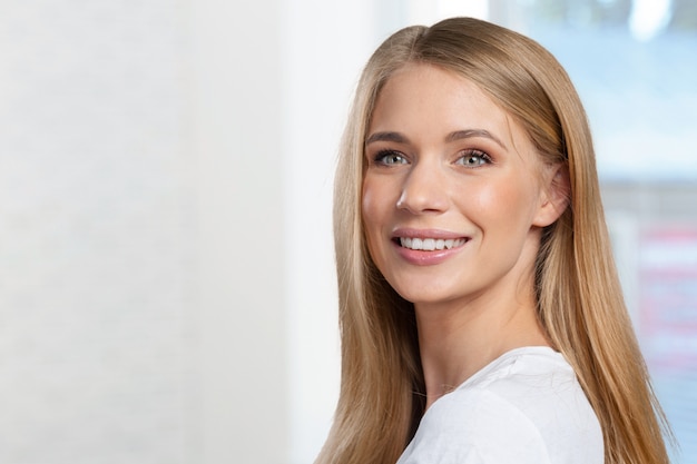 Belle femme souriante