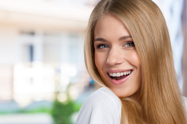 Belle femme souriante