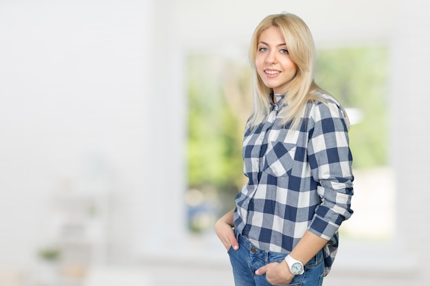 Belle femme souriante