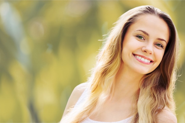 Belle femme avec un sourire parfait blanchissant