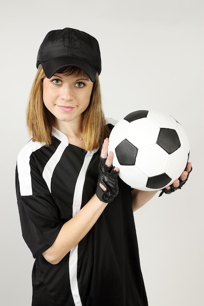 Belle femme sous la forme de football avec le ballon