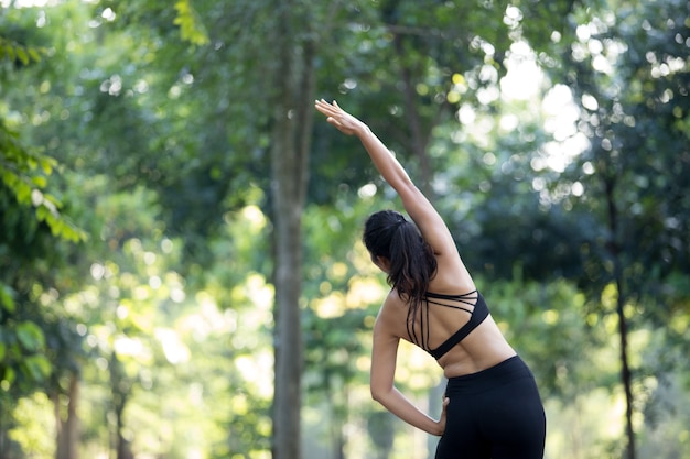 Belle femme de sport en tenue de sport dans le parc. Mode de vie sain et concept sportif.