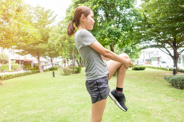 Belle femme sportive est l&#39;exercice dans un parc verdoyant