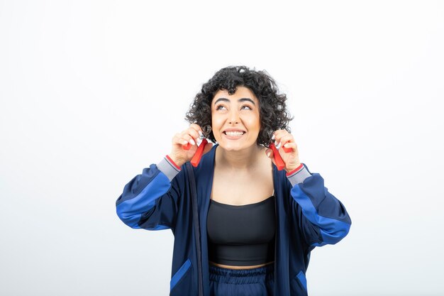 belle femme sportive formation avec expanseur à main.