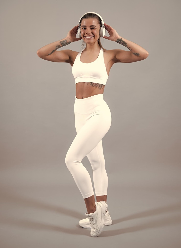 Photo belle femme sportive joyeuse et forte posant sur fond isolé