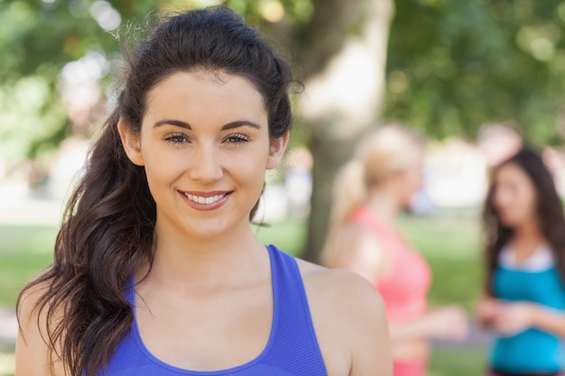 Belle femme sportive posant dans un parc