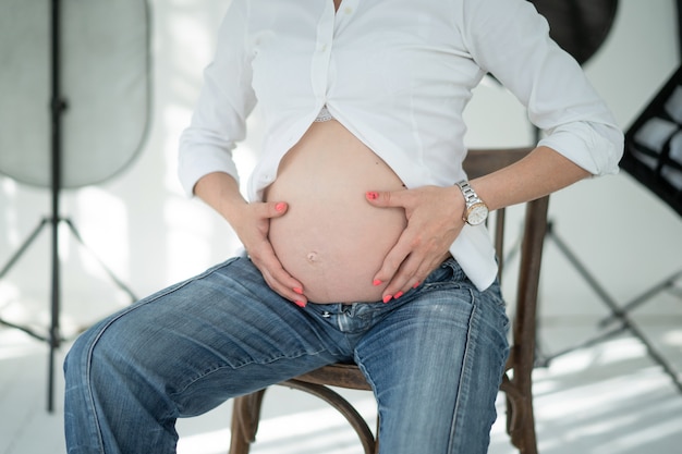 Belle femme sur un studio photo, attend un bébé